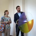 Bildvergrößerung: Die Künstlerin Susanne Kriemann und Kulturstadtrat Jan-Christopher Rämer an einem der Drehkurbel-Objekte