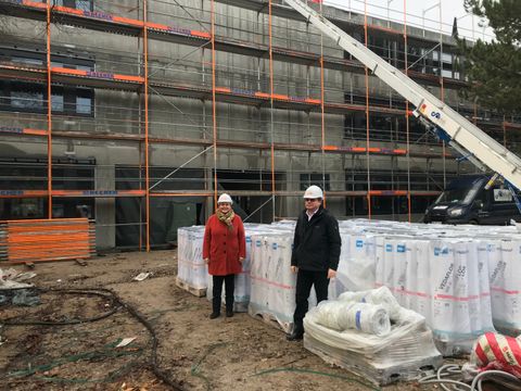 Bildungsstadträtin Karin Korte und Schulleiter Andreas Seefeld vor dem Rohbau der Schilling-Schule