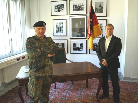 Bildvergrößerung: Brigadegeneral Andreas Henne (v.l.) empfing Reinickendorfs Bezirksbürgermeister Frank Balzer (CDU)