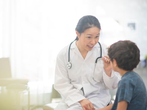 Eine Ärztin behandelt einen Jungen