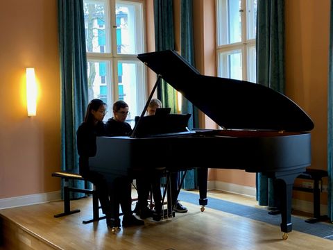 Bildvergrößerung: Klavier sechshändig - Emmy Gu, Stephan Gottschall, Arthur Senger (Klasse: Ralf-Torsten Zichner)