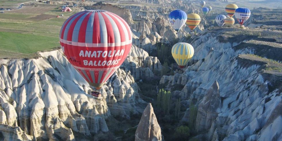 Heißluftballons über türkischer Landschaft