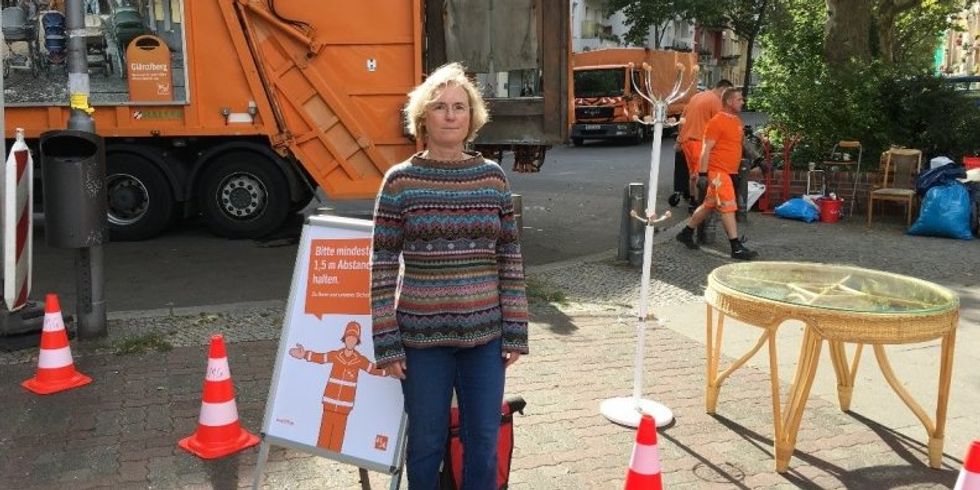 Bezirksstadträtin Christiane Heiß beim zweiten Sperrmüllaktionstag am Dürerplatz