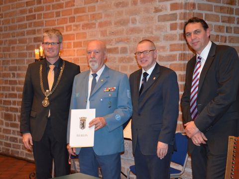 Bildvergrößerung: Bezirksbürgermeister Helmut Kleebank, Peter Seller, BVV-Vorsteher Joachim Koza und Raiko Thal