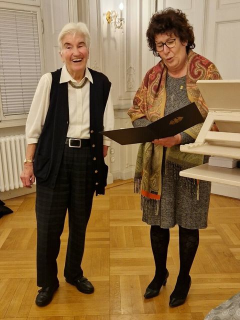 Almuth Badewitz zusammen mit der Bezirksbürgermeisterin Maren Schellenberg bei der Übergabe ds Bundesverdienstordens