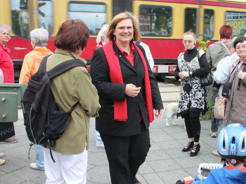 Bildvergrößerung: Bezirksbürgermeisterin Angelika Schöttler begrüßt die KiezspaziergängerInnen am S-Bahnhof Buckower Chaussee