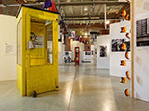 Bildvergrößerung: Telefonzelle im Ausstellungsraum