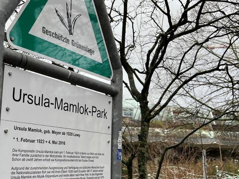 Bildvergrößerung: Ein Parkeingangsschild mit dem Titel "Ursula-Mamlok-Park".