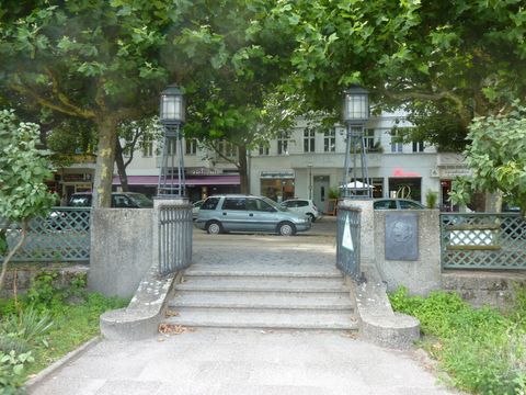 Westlicher Eingang zum Mierendorffplatz mit Barth-Gedenktafel, 27.7.2011, Foto: KHMM