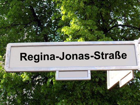 Straßenschild mit der Aufschrift Regina Jonas Straße