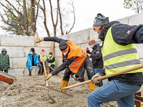 Bildvergrößerung: Studierende der Hochschule München beim Bau eines Muster-Pavillons aus Recycling-Beton