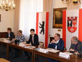 Bild von der Pressekonferenz im April 2018 - Bürgermeister mit den 4 Bezirksstadträten