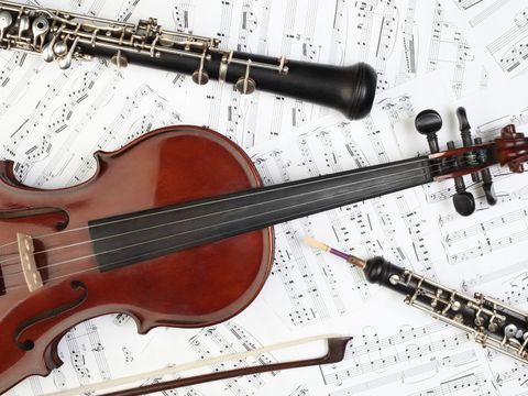 Klasische Musikinstrumente und Noten