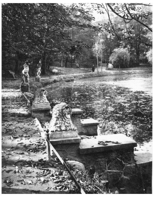 Alter Park in Tempelhof. Ruinen und Eulen. Barockplastiken am Klarensee. (Inv. T3/8003) Datierung: ca. 1925| Fotograf_in: unbekannt