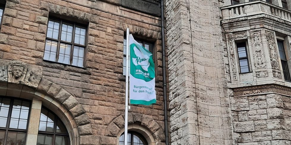 Die Mayors-for-Peace-Flagge vor dem Rathaus Charlottenburg.