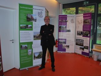 Bildvergrößerung: Bezirksbürgermeister Dr. Christian Hanke eröffnet die Ausstellung