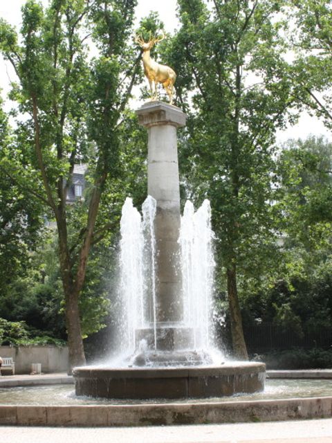 Springbrunnen mit Goldenem Hirschen im Rudolph-Wilde-Park