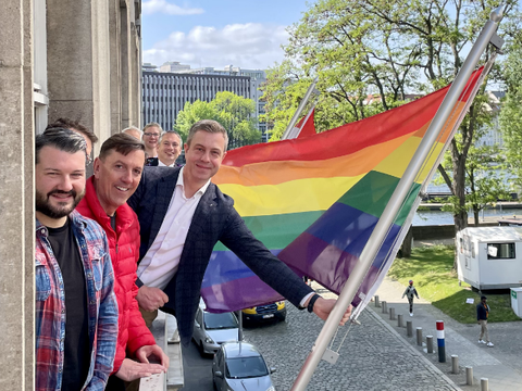 Stefan Evers, Senator für Finanzen und zuständig für die rund 130.000 Beschäftigten des Landes Berlin, hisst die Regenbogenfahne.