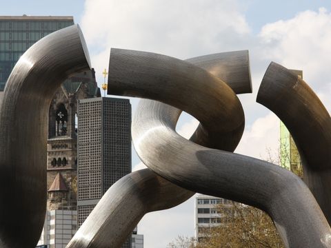 Die "Berlin"-Skulptur - ein Tor zwischen Ost und West