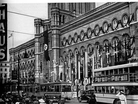 Trügerische Fest-Stimmung. Das Rote Rathaus im Fahnenschmuck während der Olympischen Spiele 1936