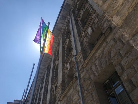 LSBTIQ - Regenbogenfahne am Alten Stadthaus