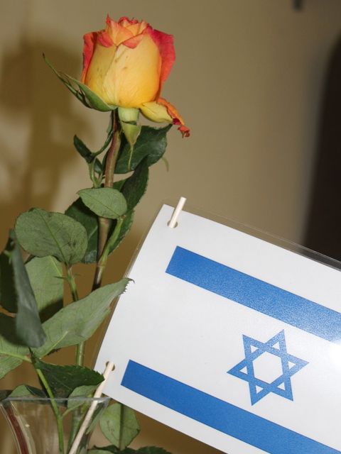 Zum 75. Geburtstag: Eine Rose für Israel