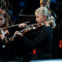 Bildvergrößerung: Mädchen mit blonden Haaren spielt Geige
