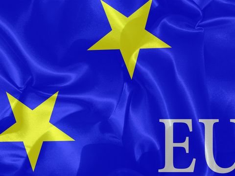 Zwei gelbe Sterne und die hellen Buchstaben „EU“ unten rechts auf blauem Stoff