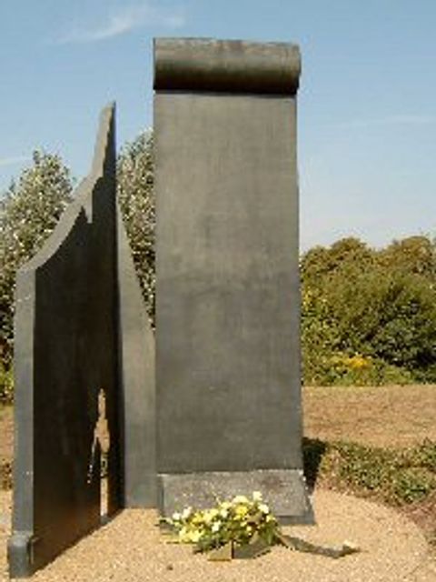 Enlarge photo: Memorial for victims of the Wall 