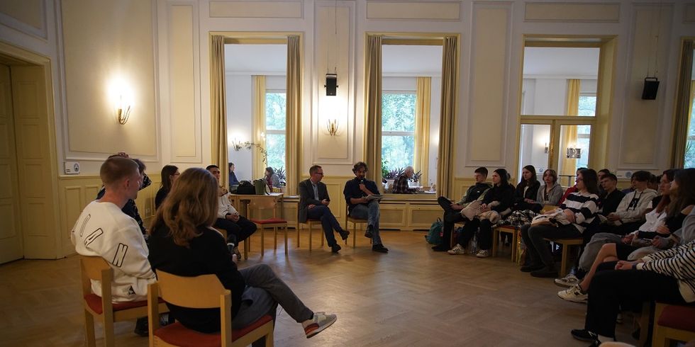 Fishbowl-Diskussion mit Jugendlichen aus Deutschland, Polen und und der Ukraine bei der European Democratic Action Week 2023