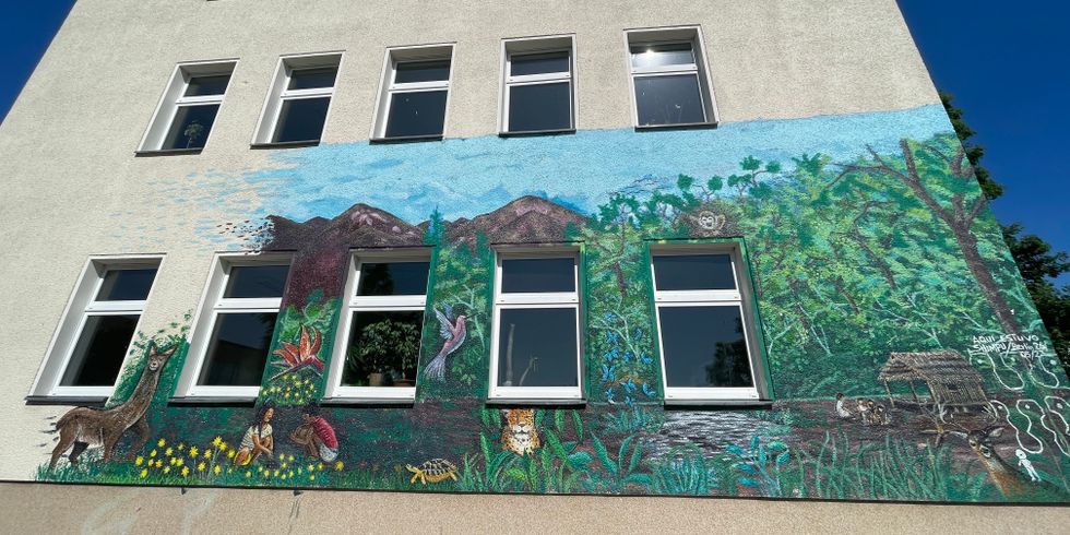 Neues Wandbild an der Fassade des Dienstgebäudes Hans-Schmidt-Str. 16 in Adlershof