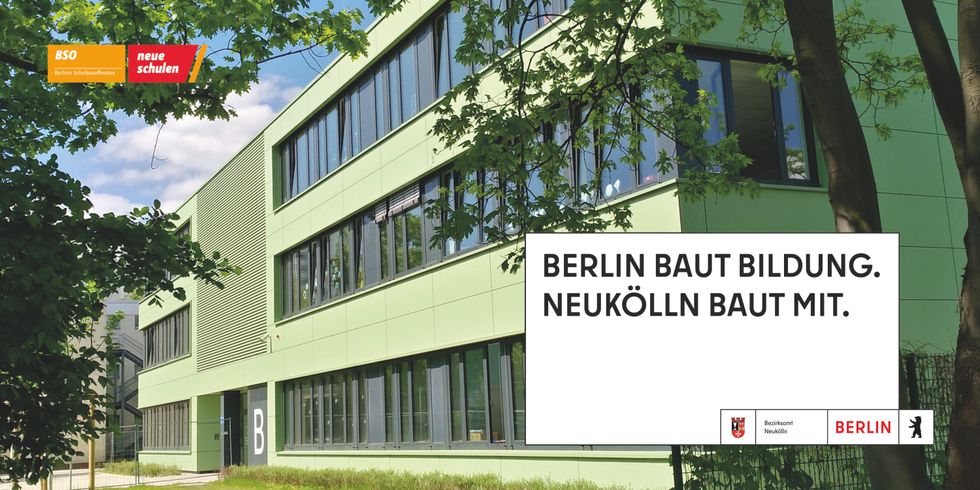 Grüner Modularer Ergänzungsbau der Sonnenschule in Berlin Neukölln umrahmt von zwei Bäumen mit dem BSO-logo oben links in der Ecke