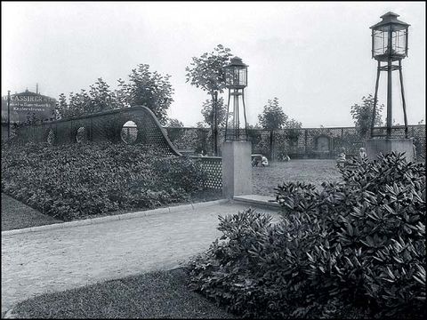 Erwin Barth - Gustav-Adolf-Platz (Mierendorffplatz), Eingang zum Spielplatz mit Rhododendronhecke, um 1915
