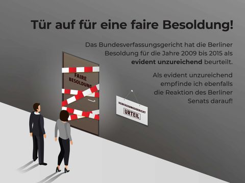 Motiv 2 - 2 Personen vor abgesperrter Tür "Faire Besoldung", rechts Schild "Urteil BVerfG"