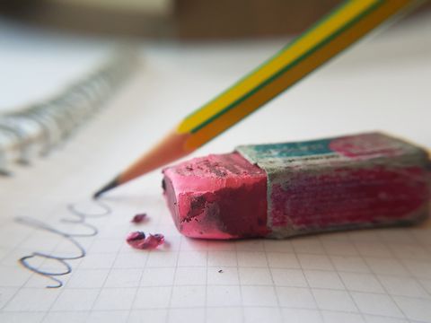 Bleistift und Radiergummi auf Notizblock
