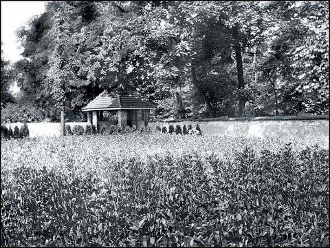 Erwin Barth - Schustehruspark, Spielplatz mit Unterstandshäuschen, während des Krieges zum Futteranbau genutzt, um 1917