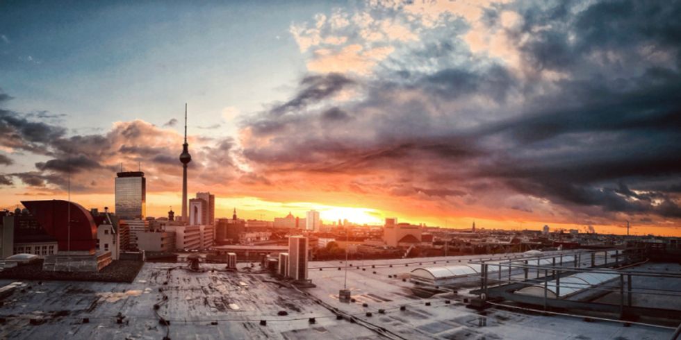 Sonnenuntergang über Berlin mit Fernsehturm und weiteren Häusern in der Ferne