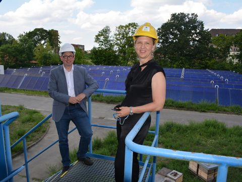 Bildvergrößerung: Bezirksbürgermeister besucht gemeinsam mit Frau Dr. Wielgoß die Solarthermie-Anlage in Köpenick