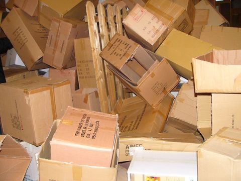 Leere Kartons in einem Lagerraum