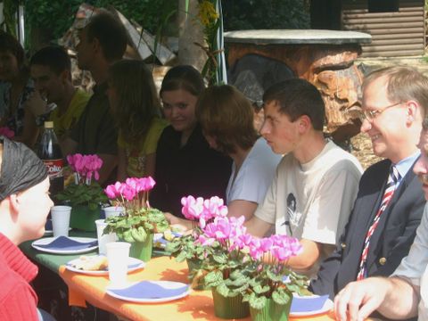 Begrüßung der neuen Auszubildenden durch die Bezirksstadträte Joachim Krüger (ganz rechts) und Klaus-Dieter Gröhler, 14.8.2007. Foto: BA