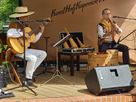 Die Band ALMA ANDINA spielt auf der Bühne traditionelle peruanische Musik