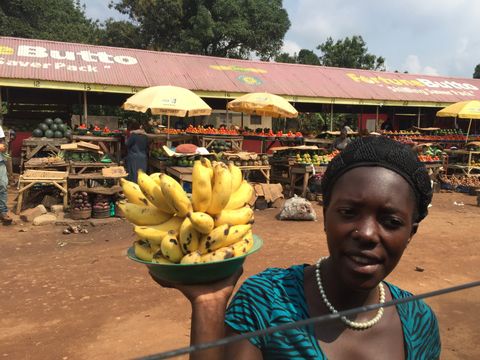 Marktfrau bietet Bananen an