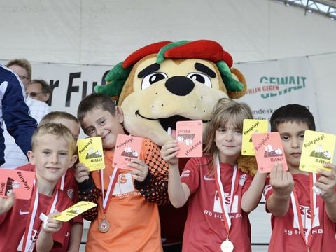 Maskottchen des BFV e.V. mit Kindern auf dem Fußballfest 2013