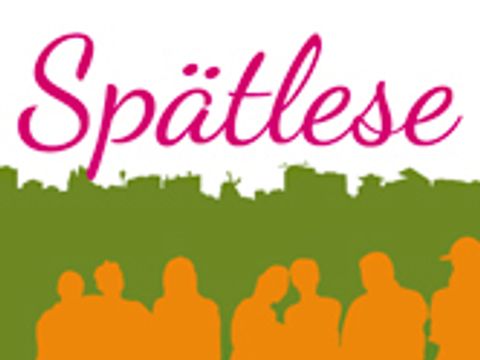 Silhouette mit Menschen in Orange und die Soulhouette mit Gebäuden von Marzahn-Hellersdorf in Grün hintereinander und das Wort "Spätlese" in rosaner Schrift vor einem weißen Hintergrund oben drüber.