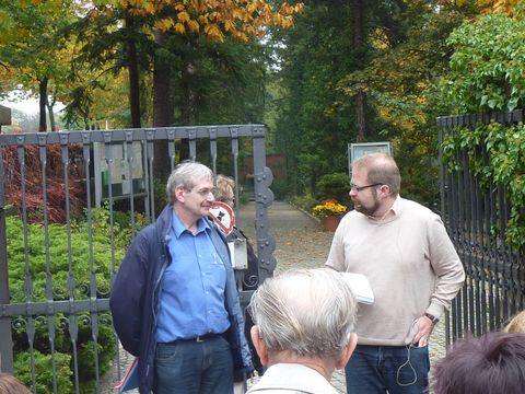 Helmut Krauß und Marc Schulte am Friedhofseingang, 11.10.2014