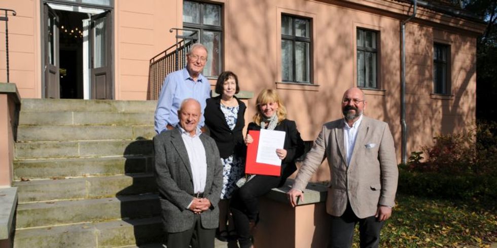 Unterzeichung des Vertrags im Gutshaus Mahlsdorf - Auf der Gartentreppe