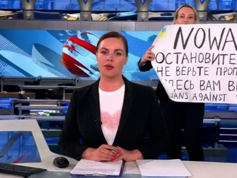 Protest einer TV-Redakteurin im russischen Fernsehen gegen den Krieg in der Ukraine, 14.03.2022.