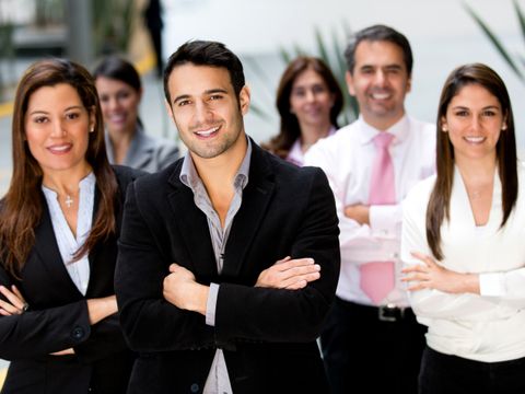 Business-Team lächelt in die Kamera