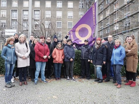 Die Flagge gegen Gewalt gegen Frauen wurde vor dem Rathaus Tiergarten gehisst.