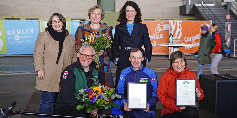 Senatorin Bettina Jarasch zeichnet zwei Bezirksprojekte mit dem Engagementpreis „Fahrrad Berlin“ 2022 aus.